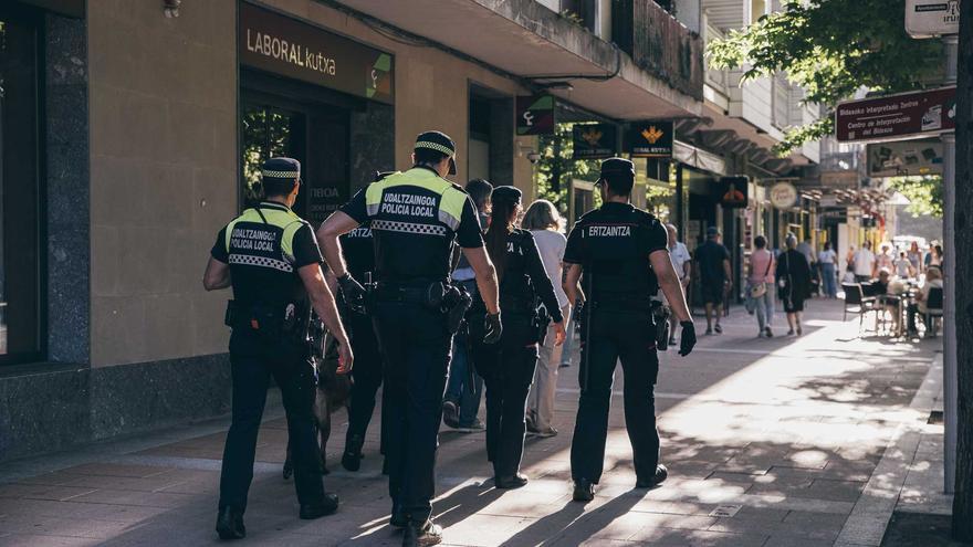 Dos jóvenes multirreincidentes en prisión por hurto de teléfono móvil en Irun