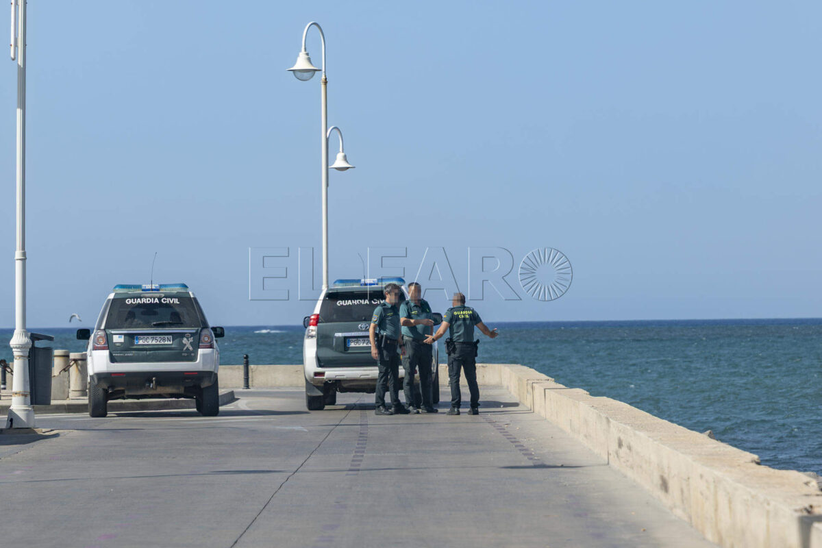 Dos migrantes llegan a Melilla nadando desde el puerto de Nador y desatan alerta en la frontera.