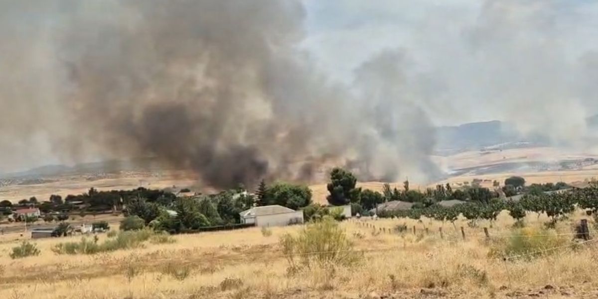 El incendio en Hinojosas de Calatrava se agrava por confinamiento de municipios cercanos