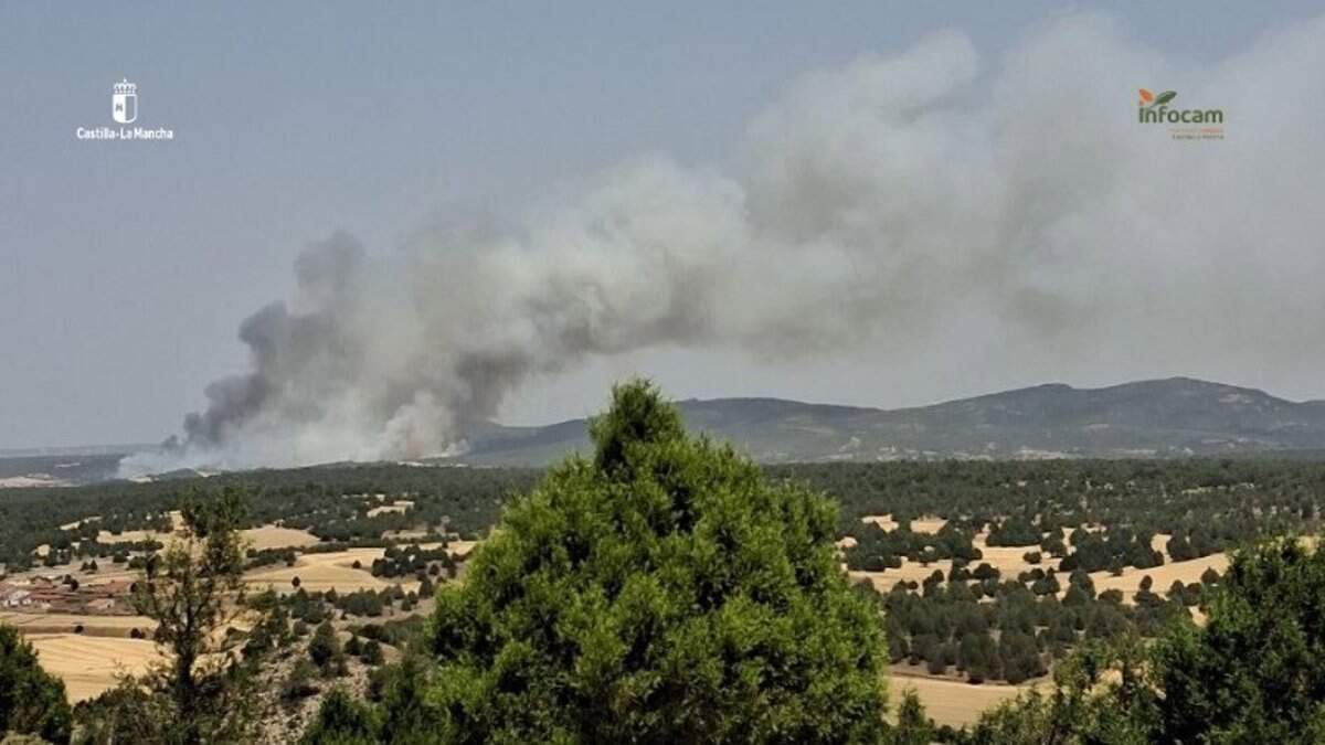 El incendio forestal en La Mierla entra en fase de estabilización, pero aún no está controlado