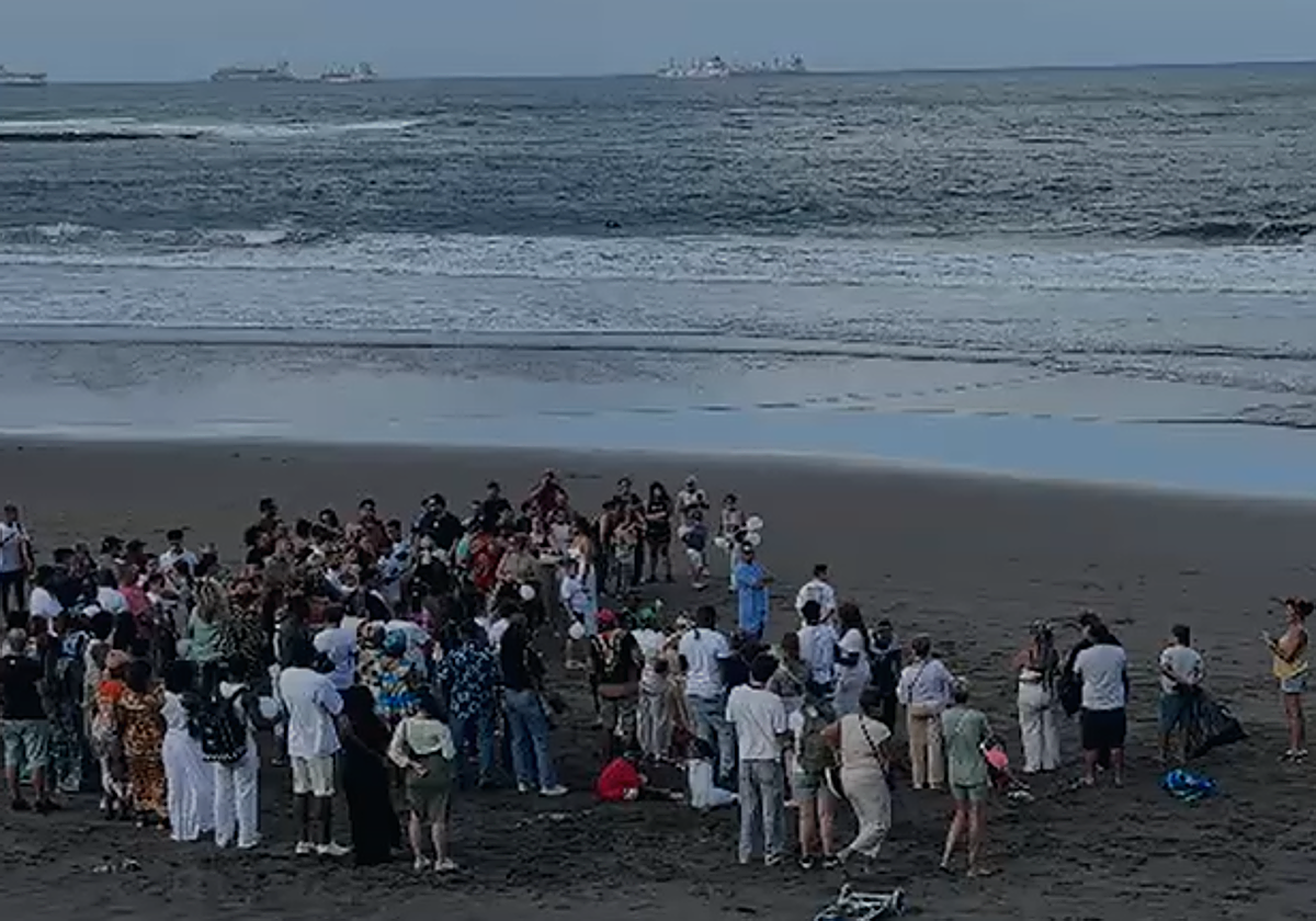 Emotivo homenaje a Fabiola Mbulito, la joven promesa del baloncesto fallecida en la playa de La Laja