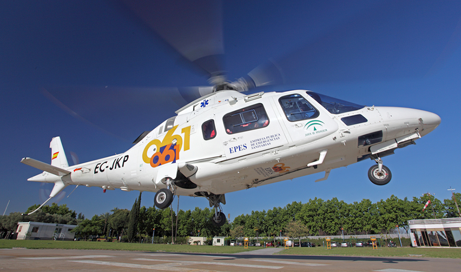 Grave accidente en la A-49: evacuado en helicóptero un motorista