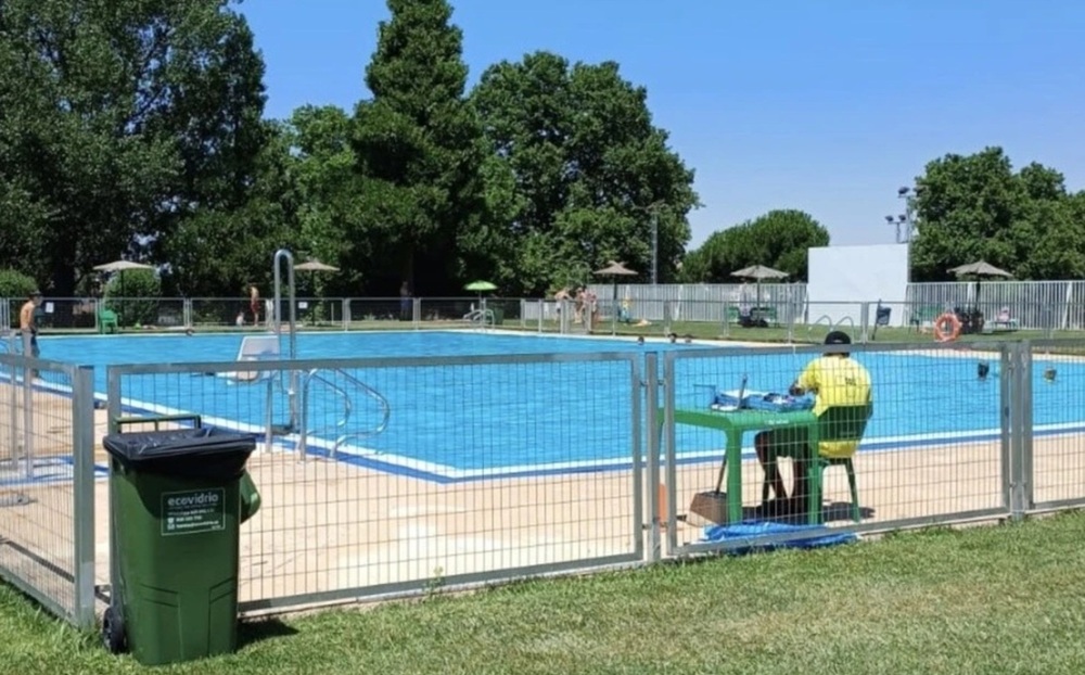 La policía expulsa a tres jóvenes de la piscina municipal