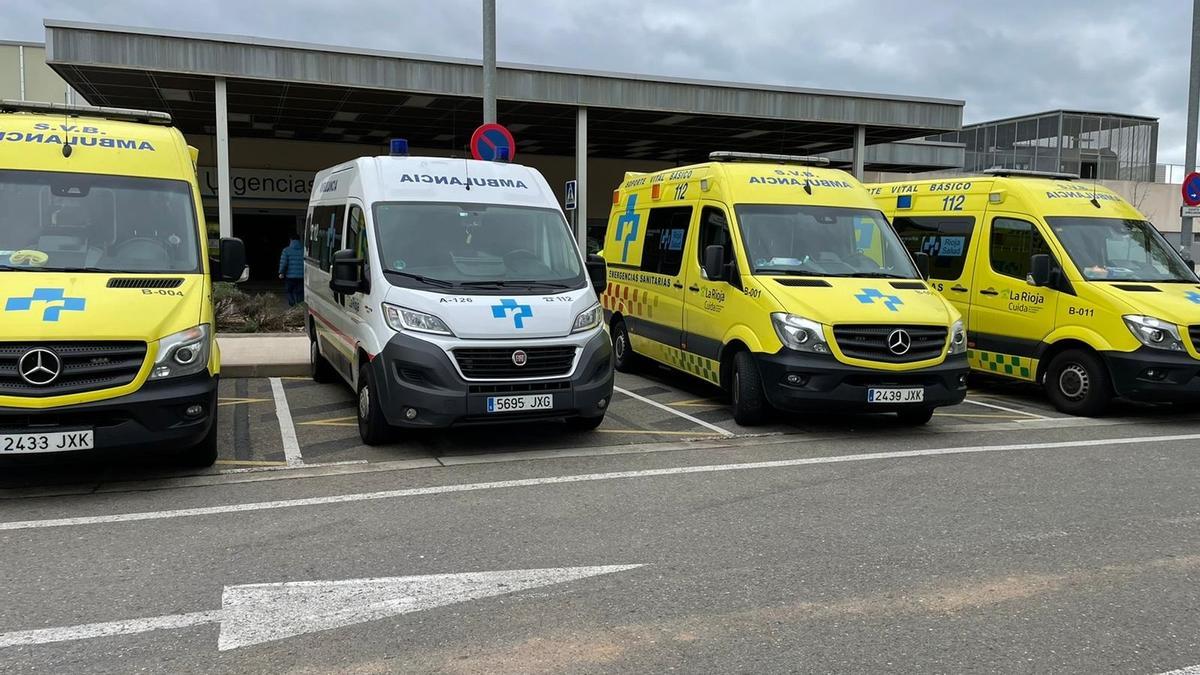 Ambulancias a las puertas de Urgencias del Hospital San Pedro de Logroño. / EP