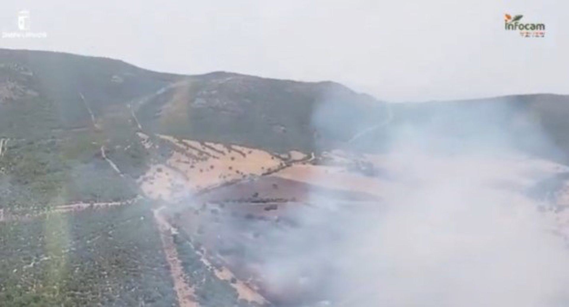 Dos medios aéreos, 9 terrestres y 42 efectivos trabajan en la extinción de un incendio en Puertollano
