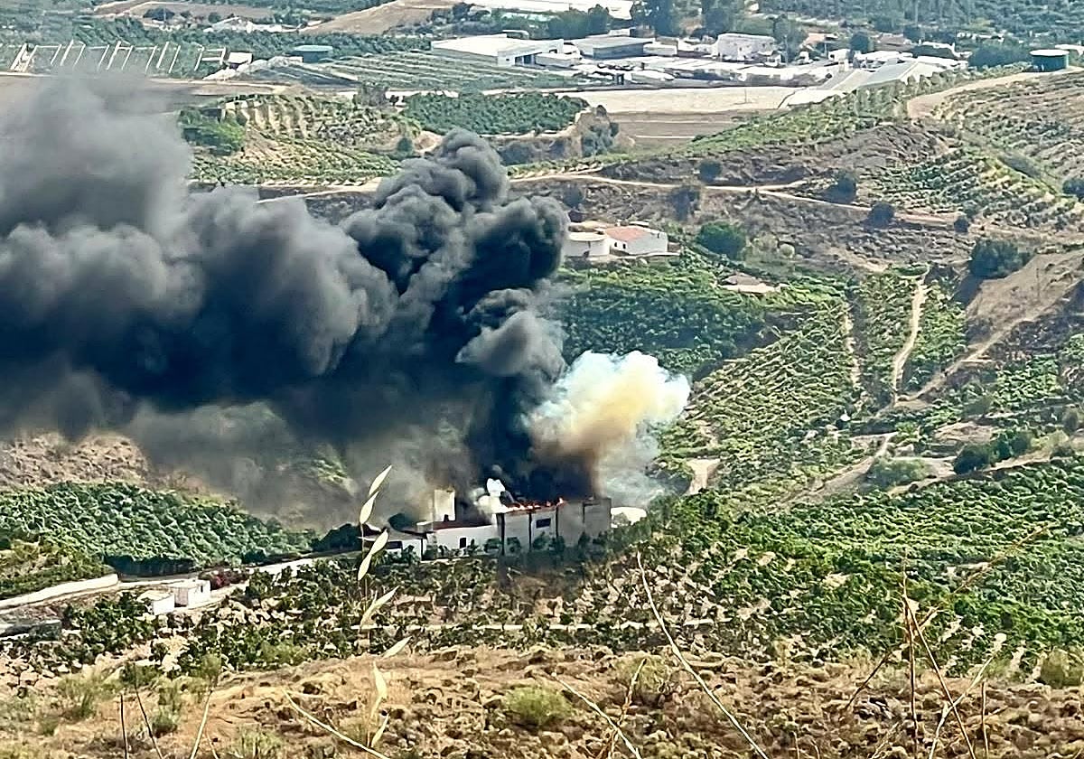 Gran incendio en una nave agrícola de Vélez-Málaga genera una intensa columna de humo visible a kilómetros de distancia