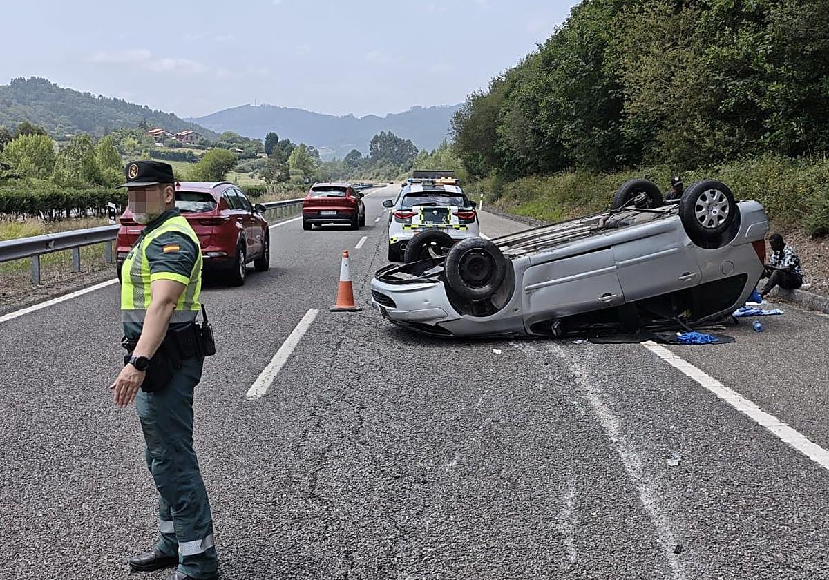 Tres heridos, dos de ellos graves, al volcar un un coche en la A-8 a la altura de Lastres