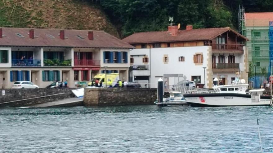 Hallado un cadáver flotando en aguas del puerto de Pasaia