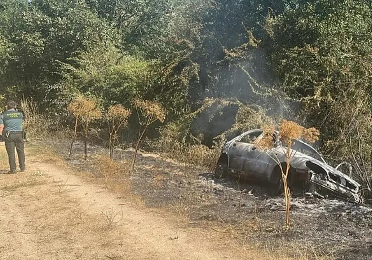 La Guardia Civil de Salamanca encuentra un cuerpo sin vida junto a un coche calcinado en una pista forestal de la provincia
