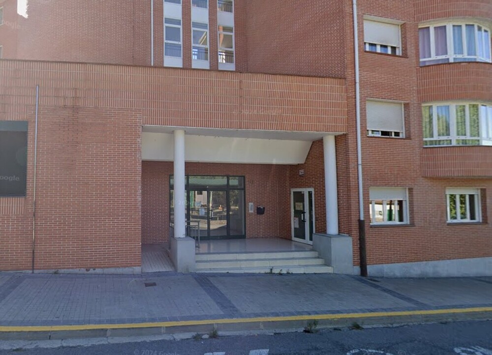 Investigan hallazgo de impactos de bala en bloque de viviendas