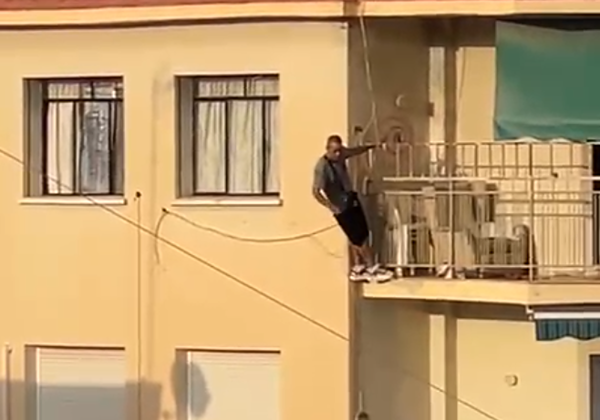 Hombre amenazó con lanzarse desde un quinto piso en Málaga tras un episodio de violencia de género; fue detenido tras más de cuatro horas de negociaciones con la Policía.
