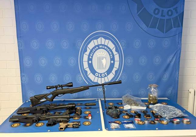 Hombre armado ataca la comisaría de la Policía Municipal de Olot en una madrugada de caos