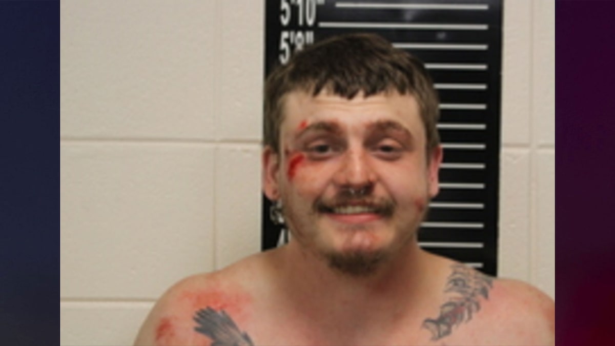 Hombre de Missouri se arroja de un puente para evadir a la policía y hiere a tres oficiales durante su detención