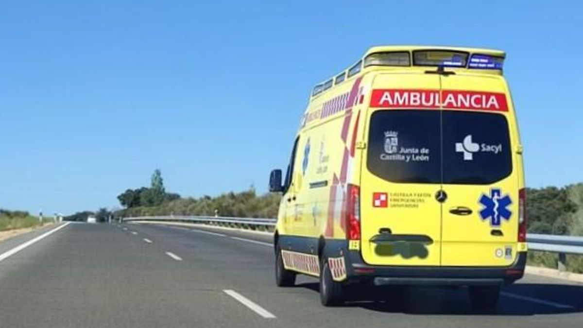 Ambulancia de la Junta de Castilla y León circulando por uan carretera, archivo.