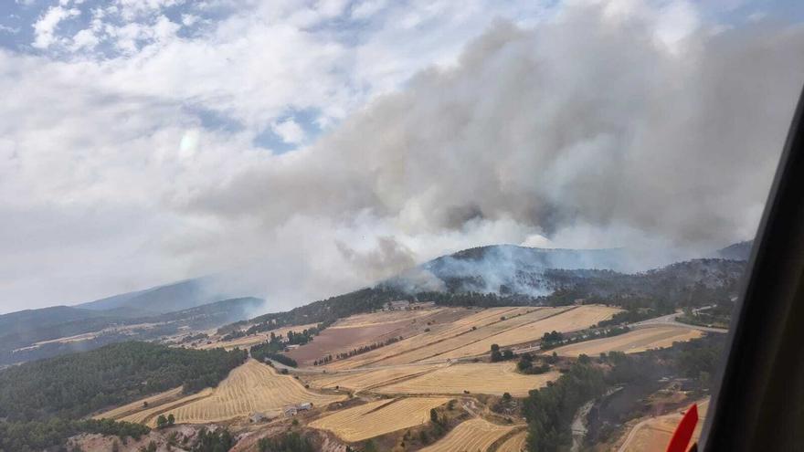 El incendio de Teruel vive horas clave para que no afecte a una masa forestal