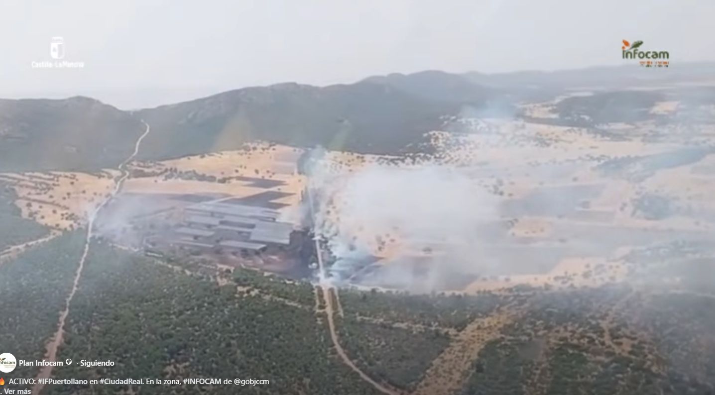 El incendio en Puertollano provoca afección por humo en la carretera N-420 y vías del tren