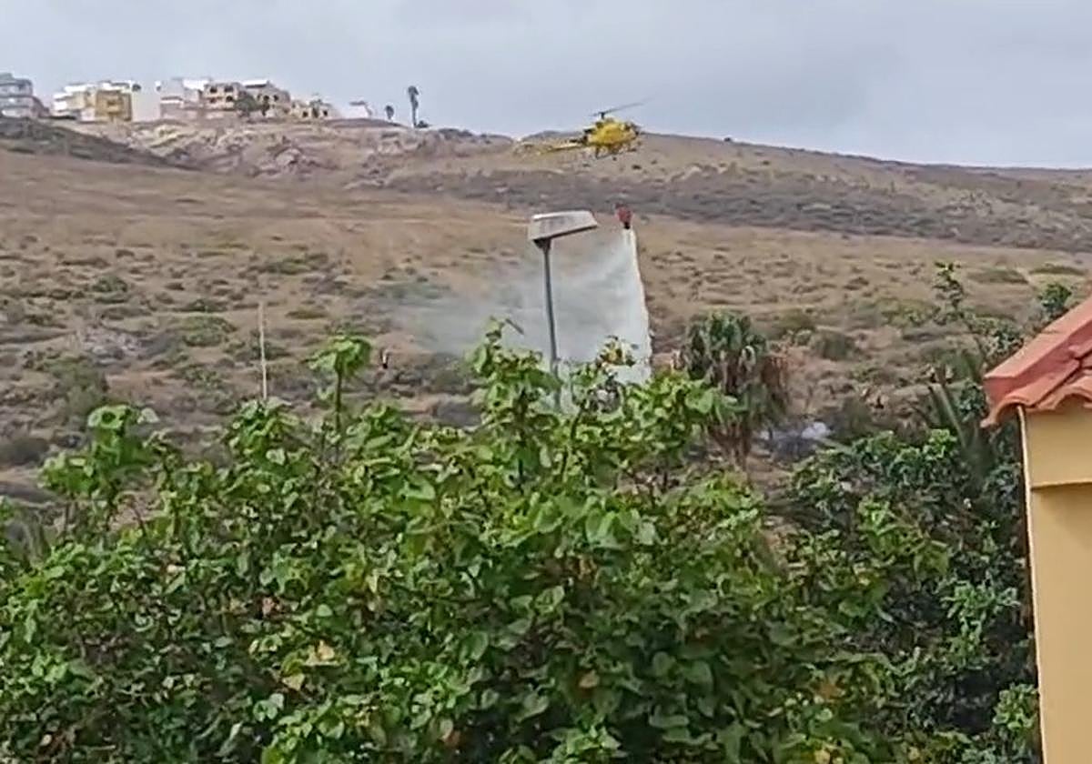 Controlado el conato declarado en Lomo Los Frailes tras movilizar a dos helicópteros y varias dotaciones de bomberos