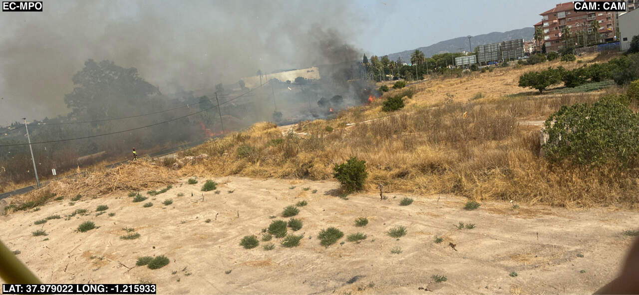 Un incendio de cañas y matorral amenaza con propagarse junto al río en Alcantarilla