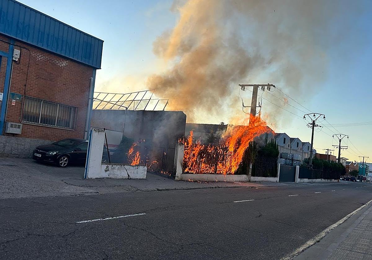 Un incendio de colchones amenaza en Salamanca las naves de un polígono industrial