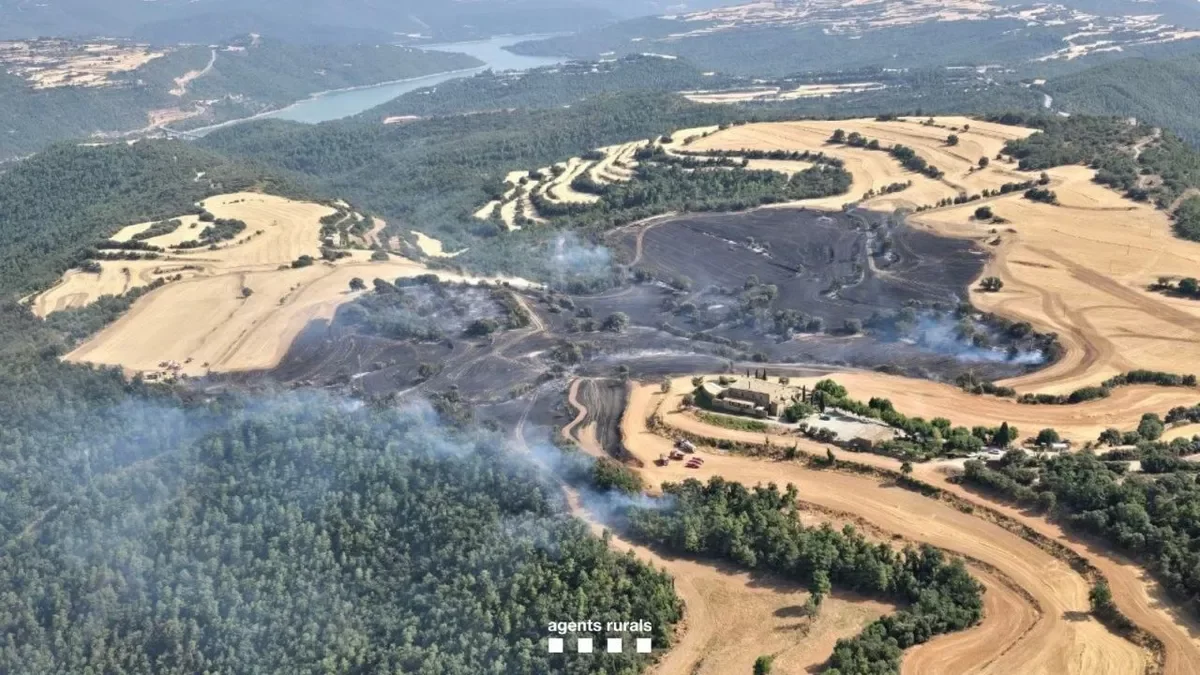 Incendio de vegetación en La Baronia de Rialb controlado por los Bomberos de la Generalitat, mientras se alerta de una nueva ola de calor