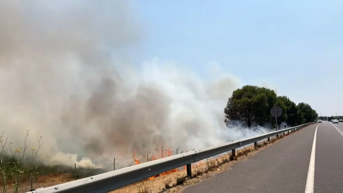 Un fuego corta varias horas un carril de la A-2