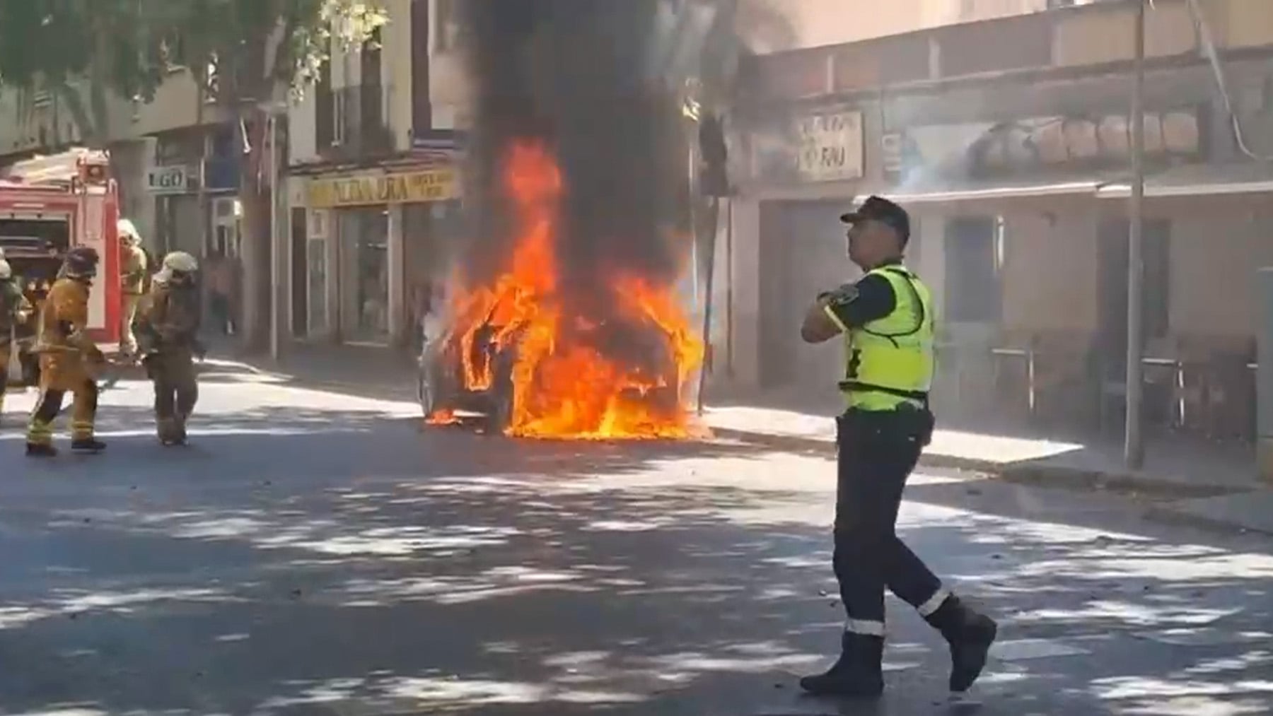 Pavoroso incendio de un coche en Pere Garau: una gran humareda y varias explosiones siembran la alarma