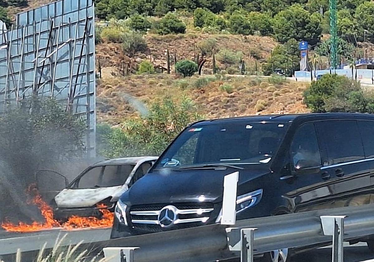 Incendio de vehículo en la A-7 a la altura de Fuengirola provoca importantes retenciones en ambos sentidos