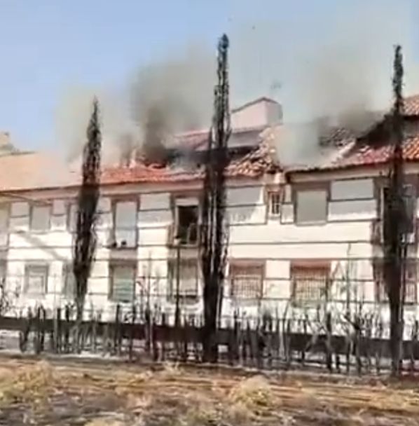 Treinta desalojados por un incendio en un jardín que se ha propagado a un bloque de viviendas en Almagro