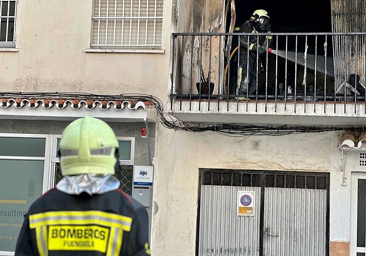 Un aparatoso incendio con un herido en Fuengirola obliga al desalojo de 40 vecinos