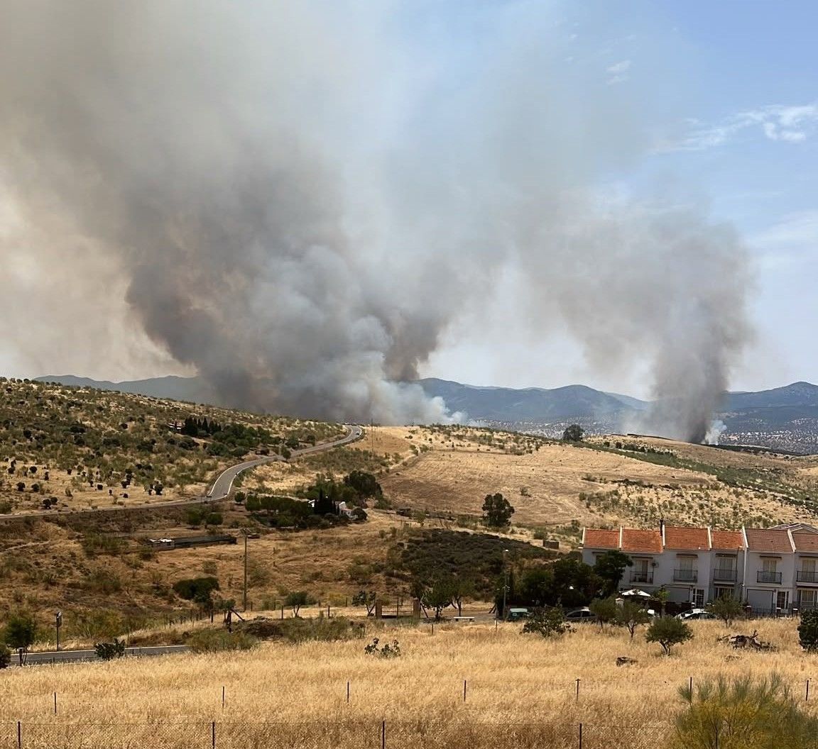 «Es un desastre»: El fuego de Hinojosas afecta a parcelas habitadas y un Es-Alert avisa de confinamiento