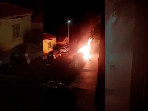 Una madrugada de terror en Huelva: cuatro contenedores arden y las llamas alcanzan dos coches. Tere.