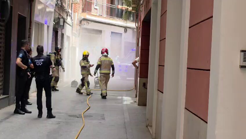 Incendio en cuarto de contadores de un edificio del centro de Murcia moviliza a los bomberos