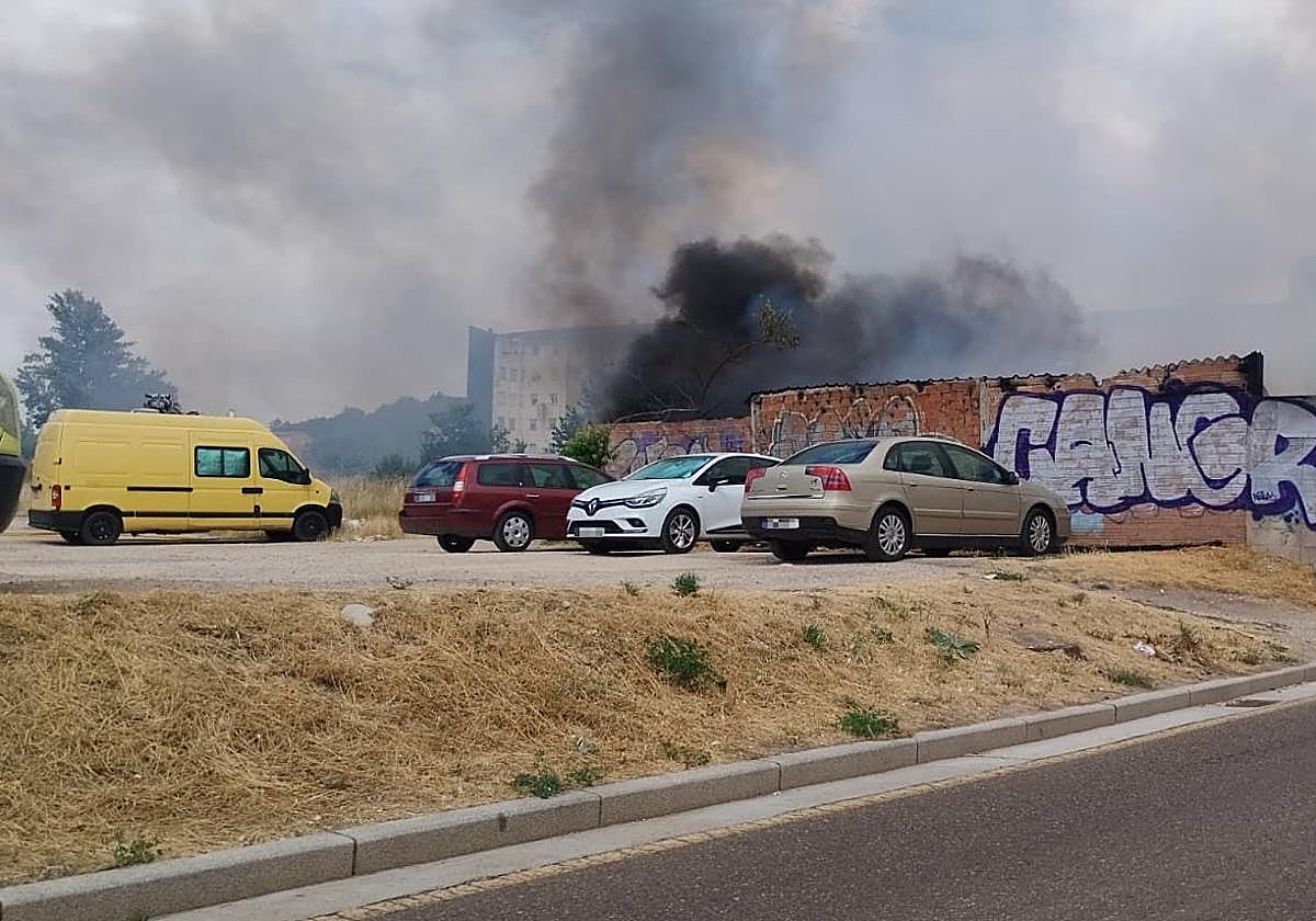 Un incendio y su fuerte humareda negra alertan a los vecinos de un barrio de Burgos