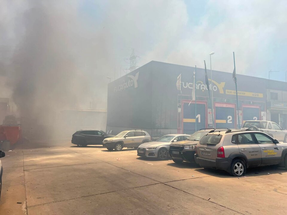 Incendio en el polígono Polirrosa de Huelva provoca densa humareda y alarma vecinal
