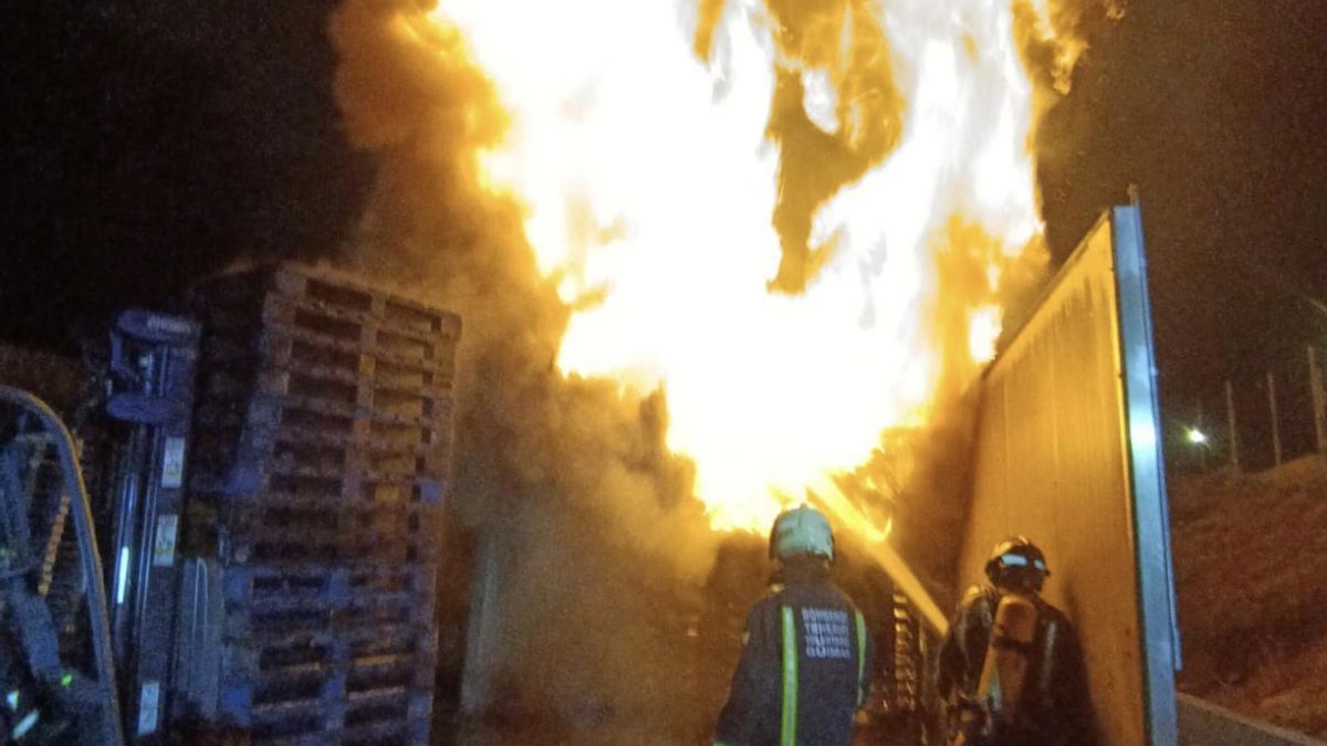 Incendio en una pila de palets en el polígono de Güímar.
