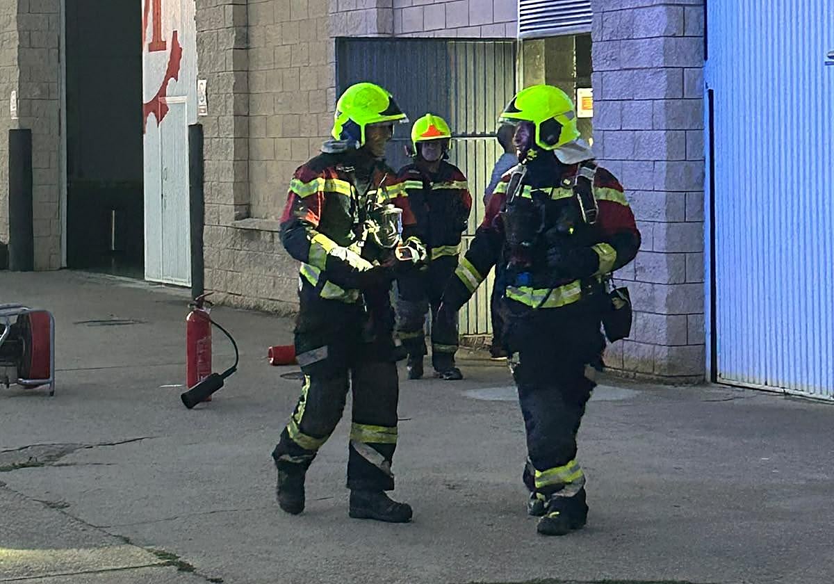 Incendio en fábrica Metalcolor de Calahorra controlado por bomberos del CEIS Rioja