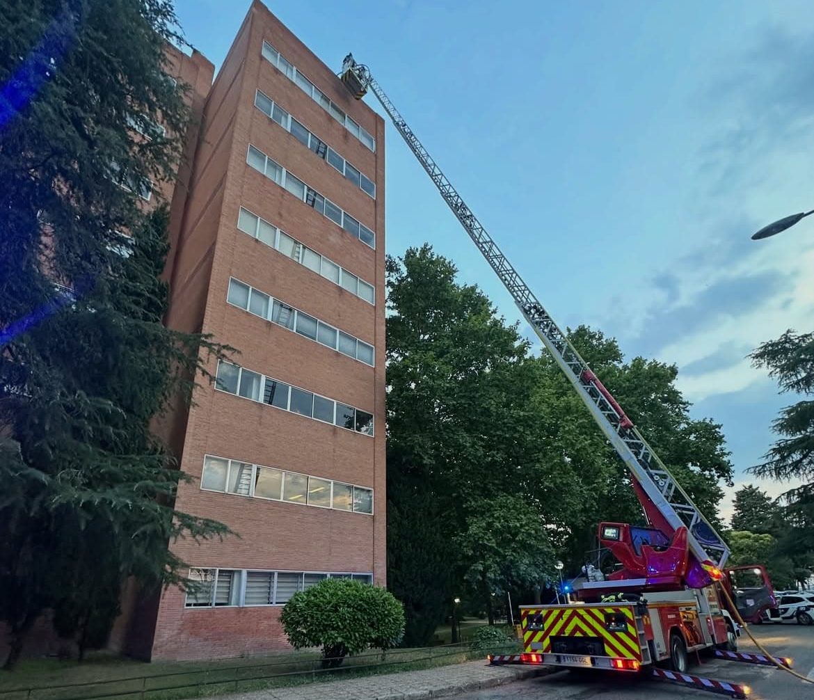 Incendio en la azotea de la Facultad de Derecho de la Universidad Complutense de Madrid extinguido por bomberos
