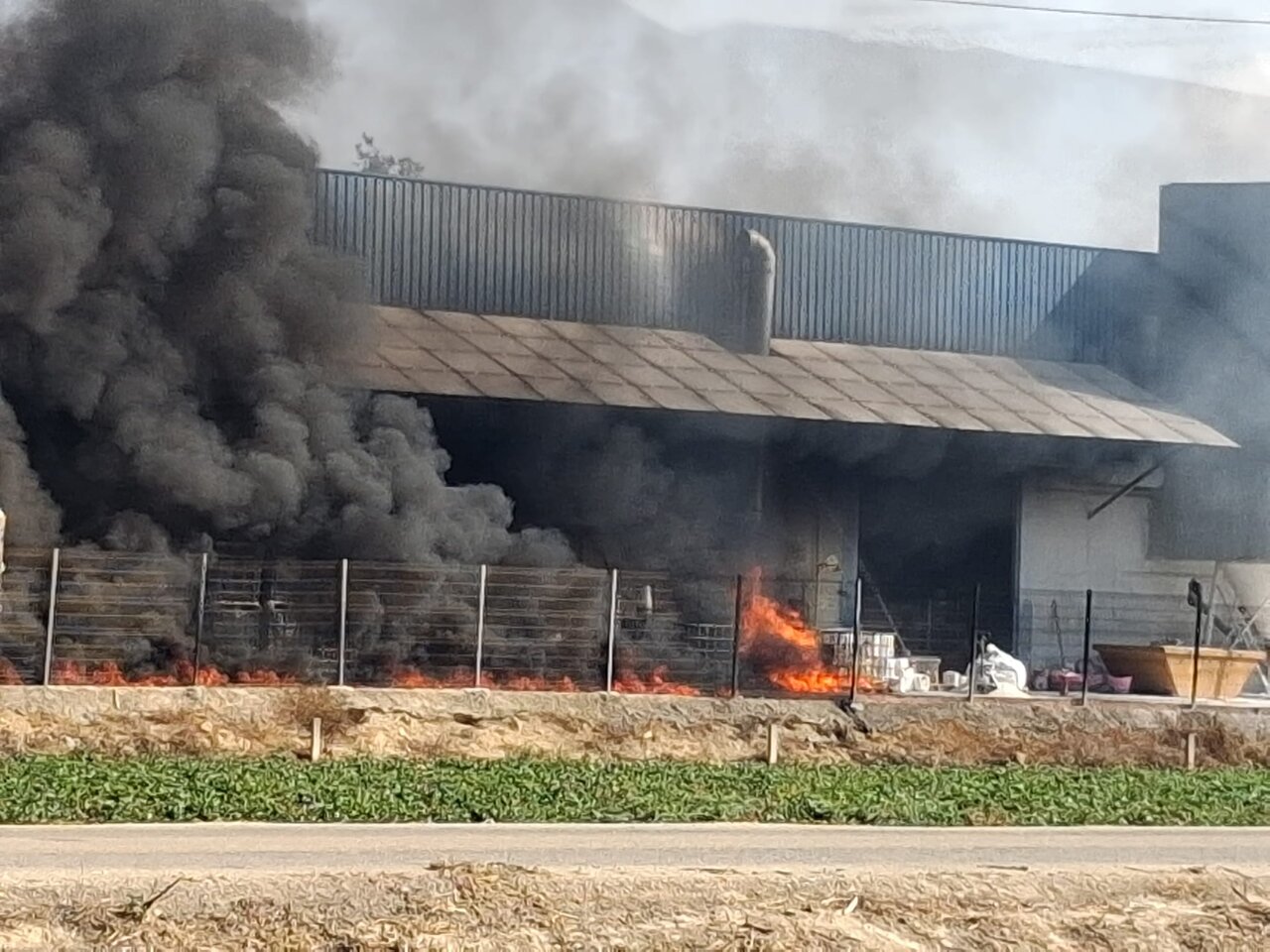 Incendio en nave de plásticos, pinturas y resinas en Beniel: Bomberos trabajan en la extinción