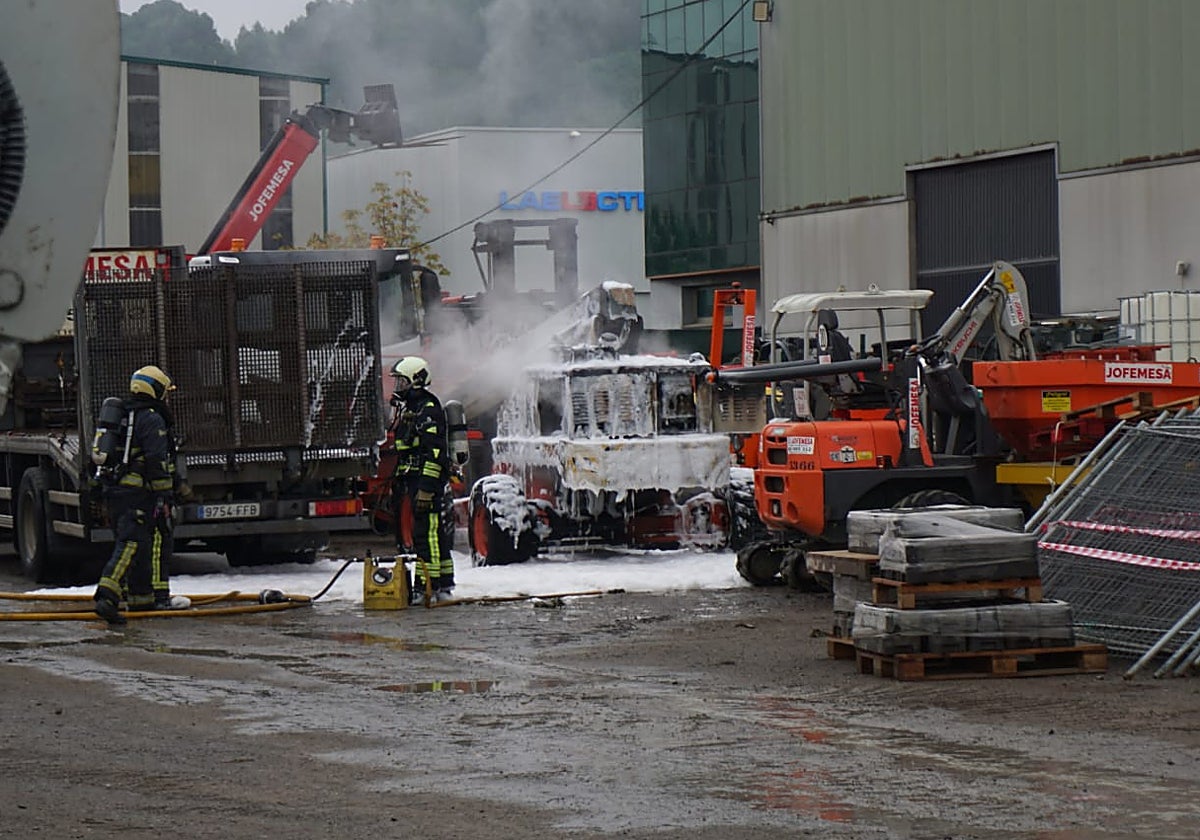 Arde una plataforma elevadora en una nave del parque empresarial de Avilés