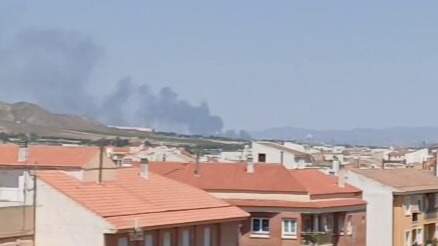 El incendio en una planta de reciclaje de Villena alerta a los vecinos de Yecla