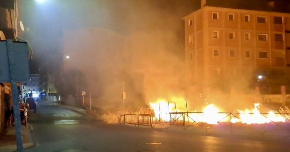 Incendio en terrenos de ADIF en Casablanca pone en peligro viviendas cercanas, vecinos exigen limpieza urgente