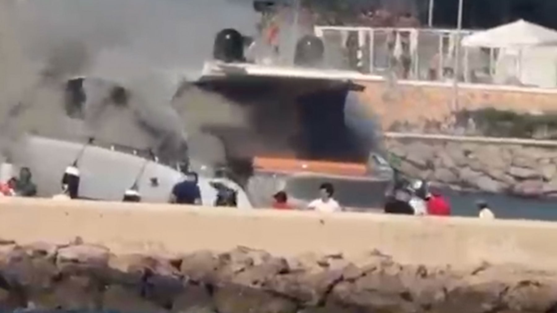 Incendio en un yate de lujo en Ibiza y estabilizado otro fuego en Ses Feixes