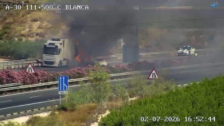 Un camión arde en la A-30 a la altura de Blanca, en sentido Albacete