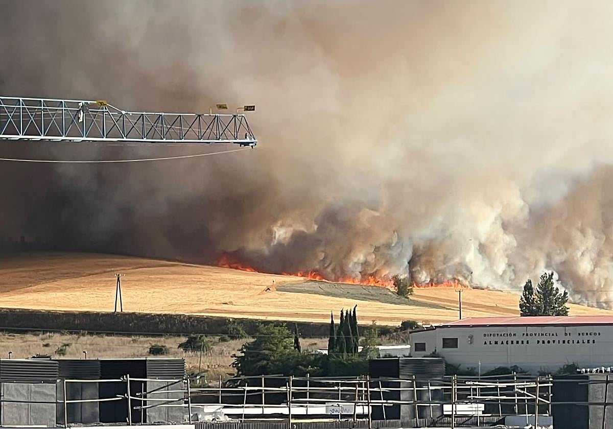 Un espectacular incendio pone en alerta a los vecinos de la zona sur de Burgos