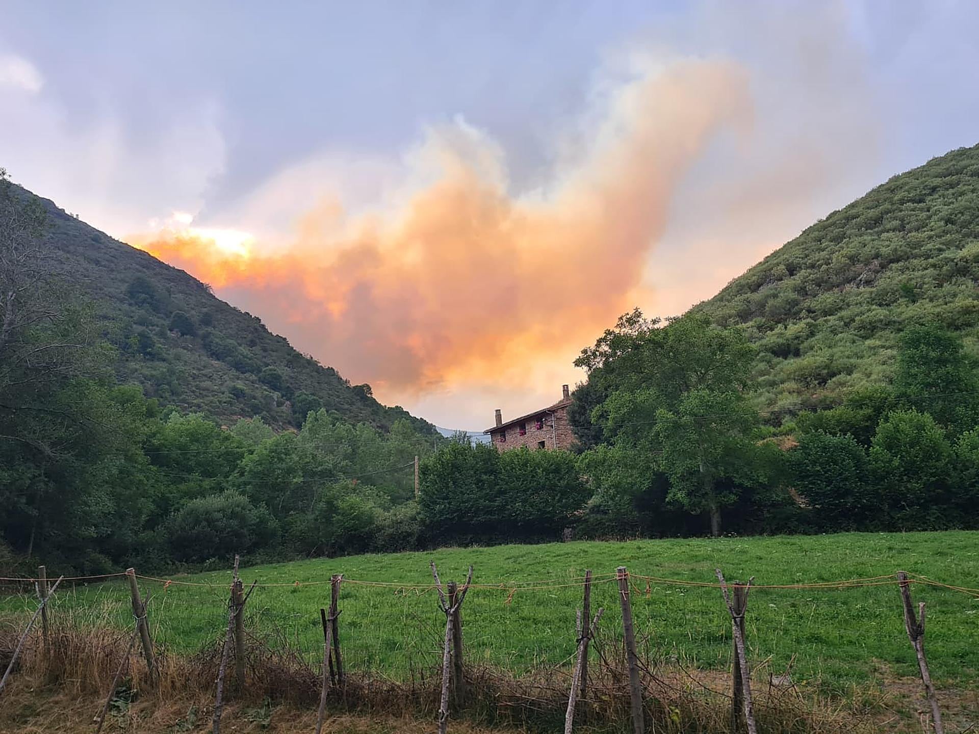 Incendio forestal activo en la Sierra de la Demanda: múltiples focos y dificultades en la extinción.