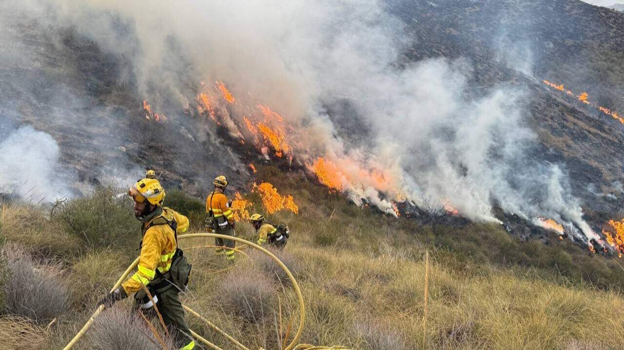 Los servicios de emergencia trabajan en un incendio forestal en la pedanía de Las Balsicas, en Mazarrón