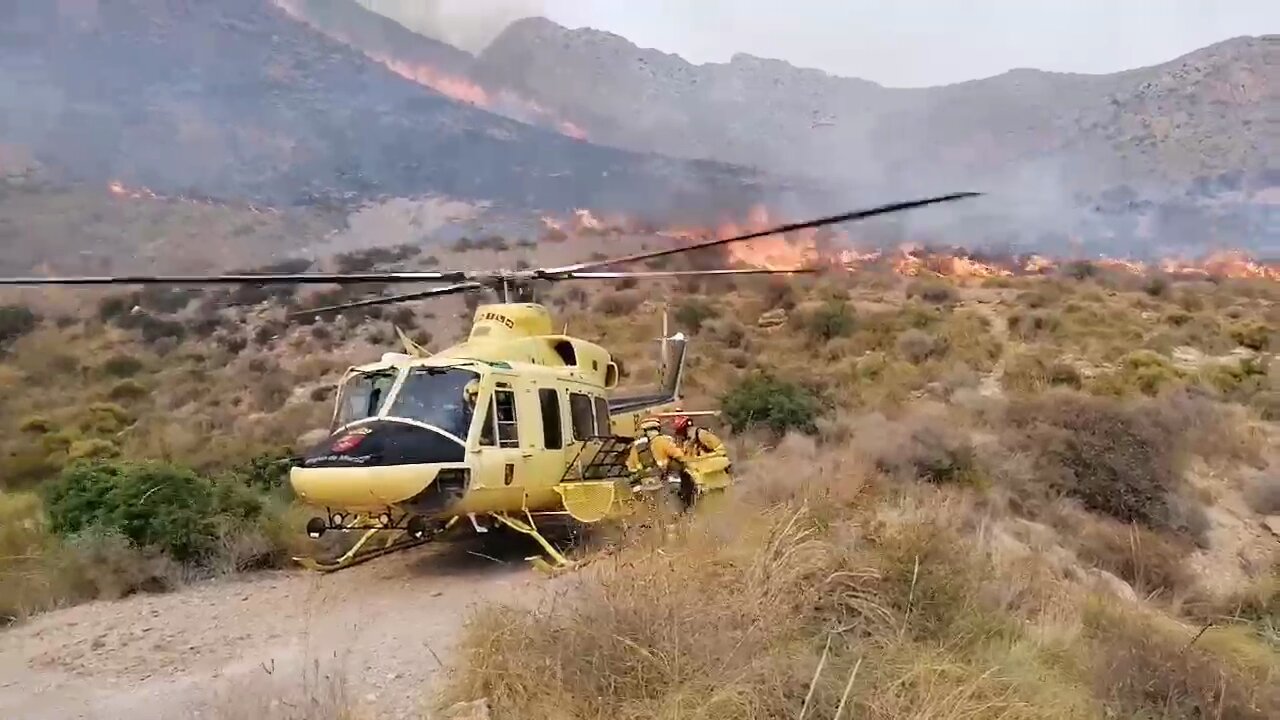 Incendio forestal en la Sierra de las Moreras de Mazarrón: varias personas han sido evacuadas de sus viviendas