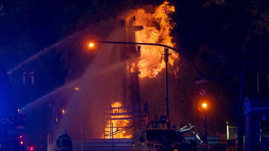 Ocho heridos, dos de ellos graves, tras una deflagración de gas en la plaza de Sants de Barcelona
