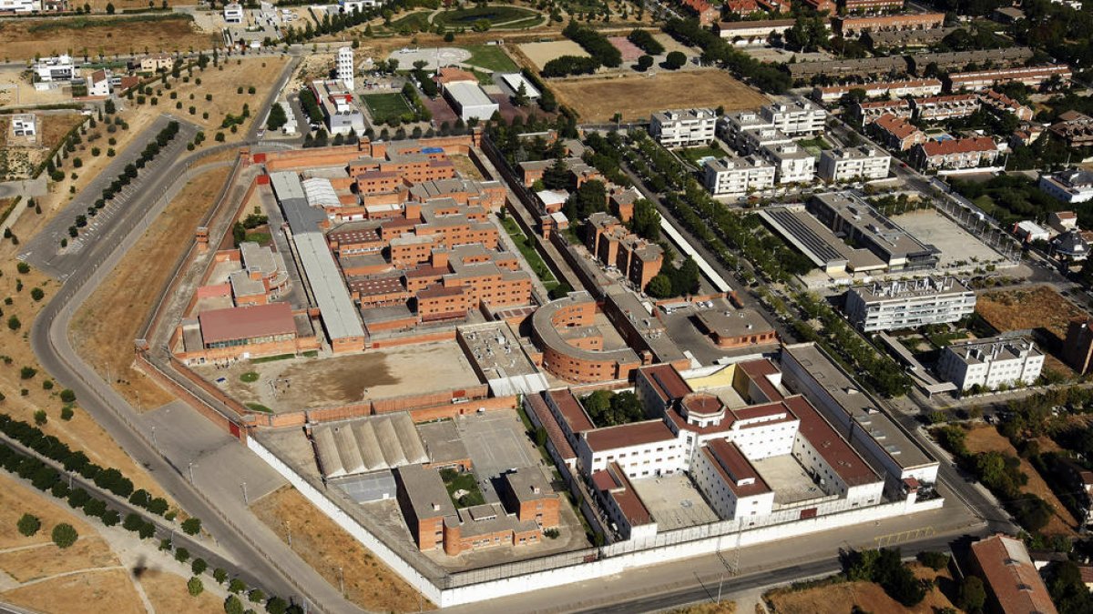 Grave intento de fuga en la prisión de Lleida con un interno armado que estuvo 30 minutos en el tejado