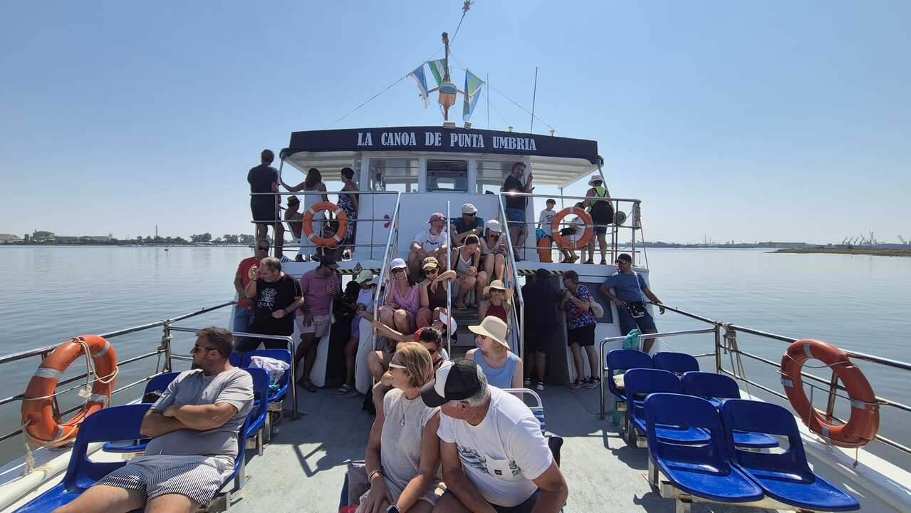 Inesperado incidente en la ría: la canoa de Punta Umbría queda encallada